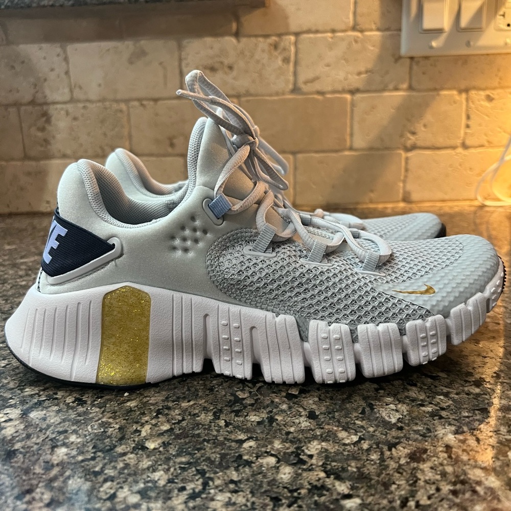 NWOT Nike Metcon 4s Grey & White No Box
